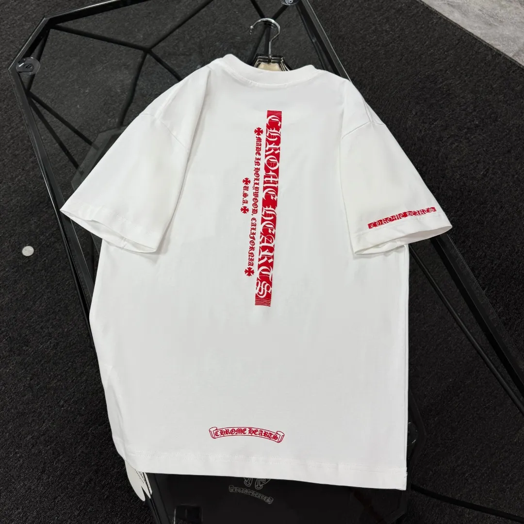 P170 Chrome Hearts Chrome Hearts 25 high version. The fabric is made of 300 grams of high-density pure cotton. It does not deform or shrink. It has three labels. It is the same style for men and women. Technology: suede foam printing. Color: white, black. SIZE: S-XL.